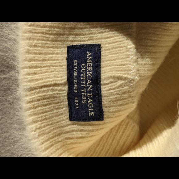 American Eagle White & Cream Winter Hat - Picture 3 of 3
